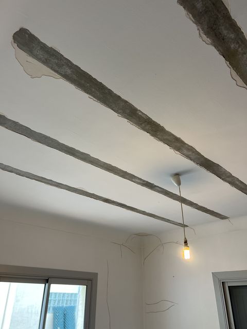 Poutres apparentes et plafond en preparation avant peinture interieure, suspension luminaire, Villeneuve-Loubet