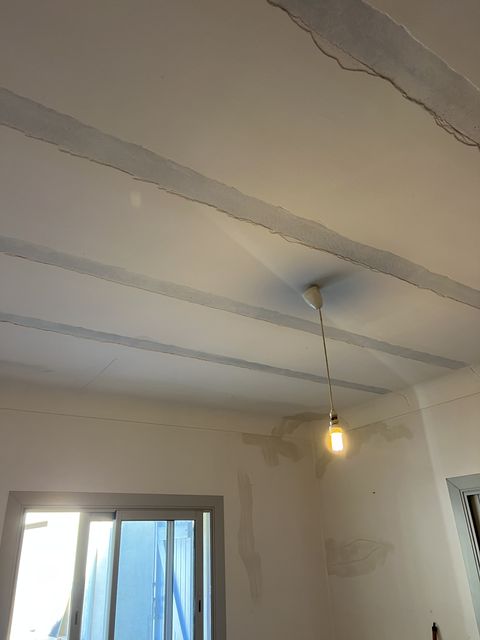 Plafond a poutres en cours de renovation avant peinture, chantier a Villeneuve-Loubet