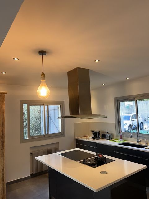 Cuisine ouverte avec ilot central et hotte inox apres peinture interieure, Villeneuve-Loubet
