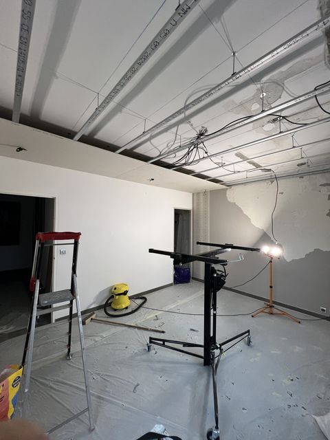 Ossature metallique de faux plafond en cours de pose avant peinture, chantier de renovation