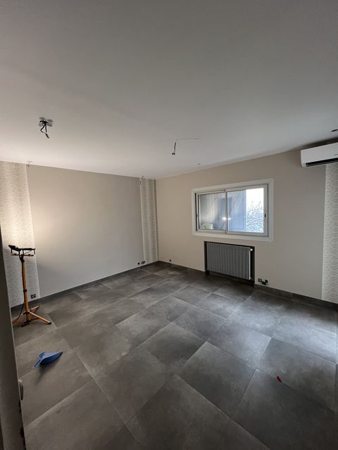 Couloir avec sol carrele gris et radiateur, finition peinture interieure Villeneuve-Loubet