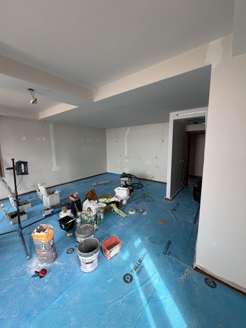 Chambre en cours de peinture avec sol protege et materiel de chantier, Villeneuve-Loubet