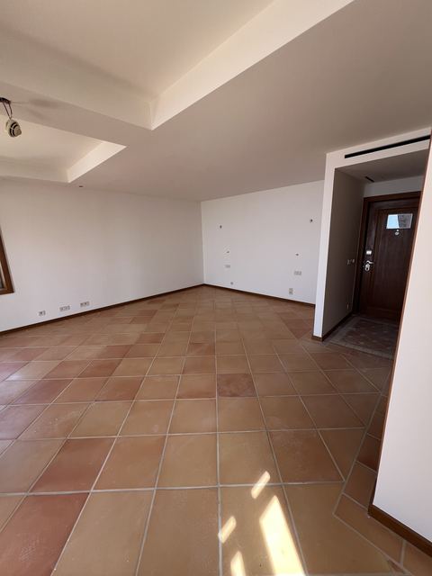 Couloir avec carrelage terre cuite et fenetres en bois, renovation interieure