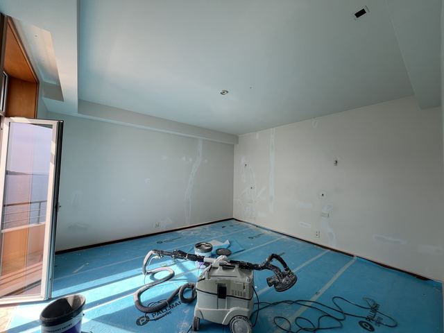 Chambre en cours de renovation avec vue mer, ponceuse professionnelle et sol protege, Villeneuve-Loubet