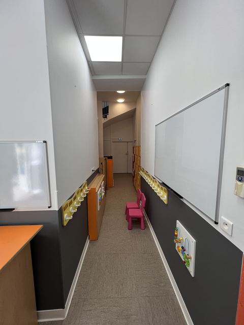 Salle de creche repeinte avec plafond anthracite et mobilier colore