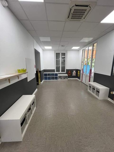 Local professionnel repeint en gris et orange avec faux plafond
