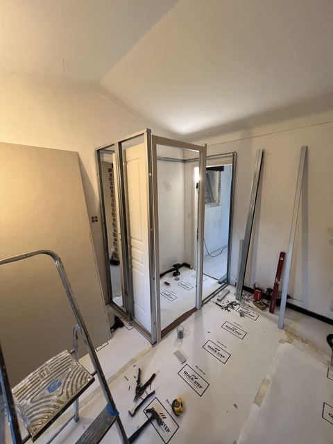 Pose de porte interieure et protection de sol Quick-Step avant peinture, chantier de renovation