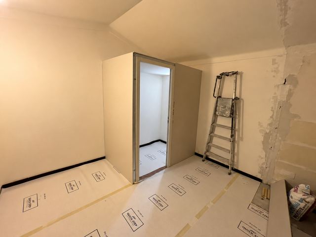 Chambre en cours de renovation avec preparation de mur et protection de sol, chantier Villeneuve-Loubet